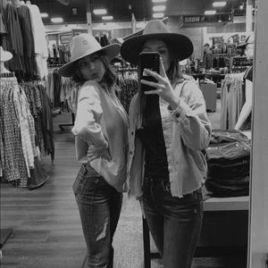 Meet your Posher, Chloe